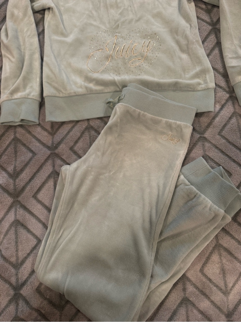 NWOT Juicy Couture Kids Velour Tracksuit Set in Light Sage Green (8/10)